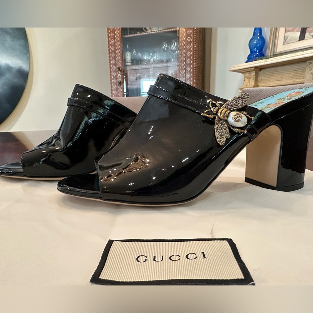 NWOB Authentic Gucci Black Patent Leather sandals with Bee Hardware Size 40